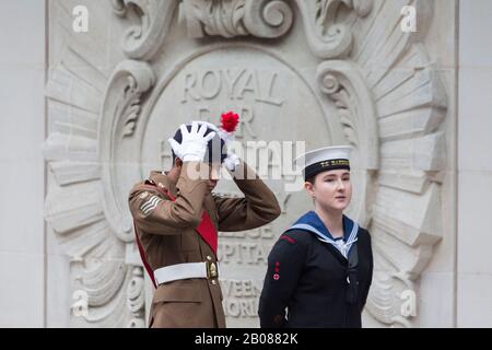 Londra, Bloomsbury, Regno Unito. 19th Feb, 2020. HM Queen Elizabeth II lascia l'Eastman Hospital di Londra dopo aver ufficialmente aperto il nuovo ospedale NHS al pubblico. Credito: Thamesfleet/Alamy Live News Foto Stock