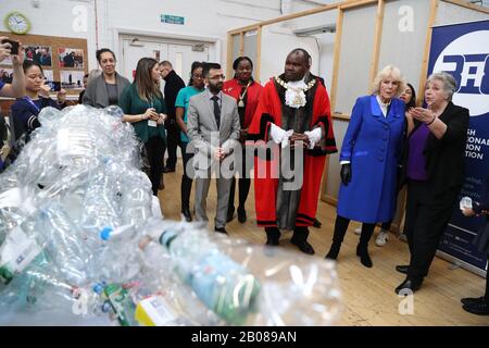 La Duchessa di Cornovaglia vede un pesce fatto di bottiglie di plastica durante un tour del Granville Youth Center come parte della sua visita a Brent, il London 2020 Borough of Culture. Foto Stock