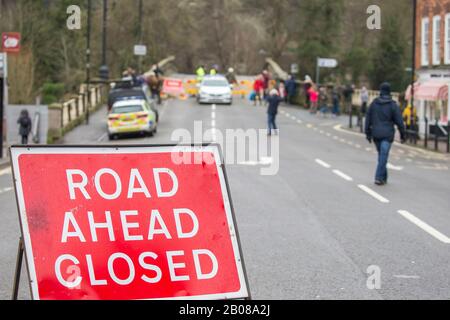 Bewdley, Regno Unito. 19th febbraio 2020. Tempo nel Regno Unito: Livelli fluviali senza precedenti a Bewdley, Worcestershire chiedono che i servizi locali di emergenza lavorino insieme per mantenere al sicuro le aziende e i residenti della città: Questa è una situazione di emergenza. Le barriere antialluvione funzionano in modo efficace, ma vengono seriamente spinte ai loro limiti. Il cartello "ROAD AHEAD CLOSED" serve a informare tutti i locali che la strada che attraversa il ponte di Bewdley è ora chiusa sia ai veicoli che ai pedoni. Credito: Lee Hudson/Alamy Live News Foto Stock