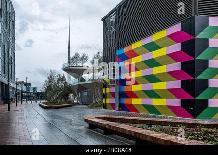 Il vialetto sopraelevato Tide e le colorate opere d'arte di Morag Myerscough sulle ventate sotterranee di Londra, Greenwich Peninsula, Londra, Regno Unito Foto Stock