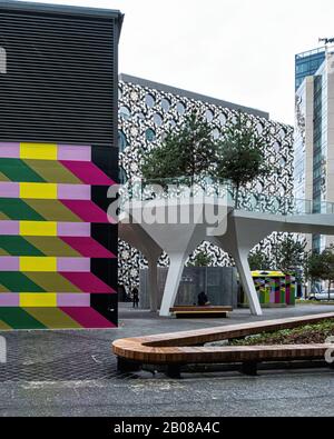 Il vialetto sopraelevato Tide e le colorate opere d'arte di Morag Myerscough sulle ventate sotterranee di Londra, Greenwich Peninsula, Londra, Regno Unito Foto Stock