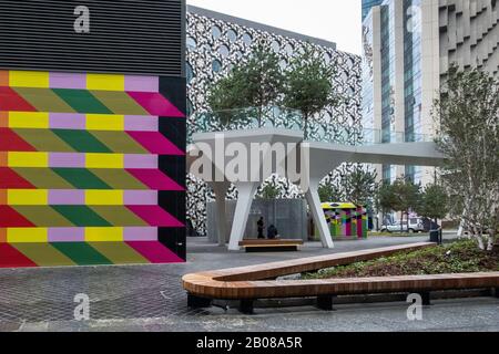 Il vialetto sopraelevato Tide e le colorate opere d'arte di Morag Myerscough sulle ventate sotterranee di Londra, Greenwich Peninsula, Londra, Regno Unito Foto Stock