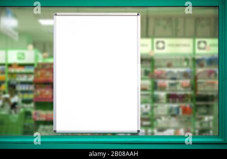Vuoto pannello pubblicitario in farmacia in vetrina. Sfondo sfocato Foto Stock