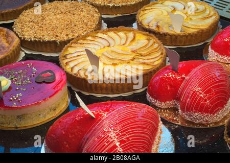 Dolci e torte di mele in mostra nella pasticceria / panetteria Foto Stock