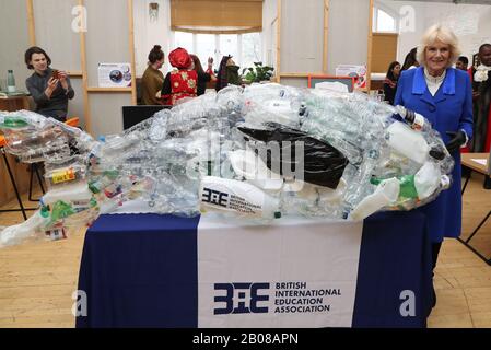 La Duchessa di Cornovaglia vede un pesce fatto di bottiglie di plastica durante un tour del Granville Youth Center come parte della sua visita a Brent, il London 2020 Borough of Culture. Foto Stock