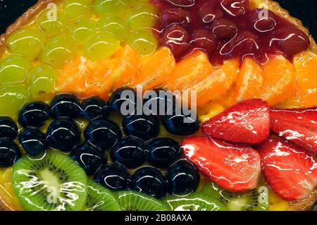 Crostata di frutta colorata in mostra nella pasticceria / panetteria Foto Stock