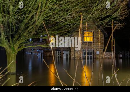 Ironbridge, Regno Unito. 18 Feb 2020. Con i livelli di alluvione lungo il fiume Severn nel sito patrimonio dell'umanità dell'Ironbridge Gorge al suo picco nelle prime ore di martedì 18 febbraio 2020, purtroppo non tutte le proprietà sono state protette dalle inondazioni. Il Boat Inn at Jackfield, appena a sud del famoso ponte storico, era solo uno dei numerosi alberghi che si sono allagati. L'aumento dei livelli del fiume causato da Storm Dennis ha sopraffatto le rive del fiume e la strada adiacente causando allagamento fino al livello della finestra. Credit: Paul Bunch/Alamy Live News. Foto Stock