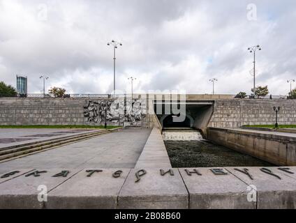 Iset River Dam e Weir con il nome della città in lettere di bronzo, Plotinka Park, Ekaterinburg, Siberia, Federazione russa Foto Stock