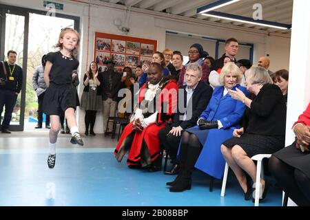 La duchessa di Cornovaglia guardando una mostra di danza irlandese durante un tour del Granville Youth Center come parte della sua visita a Brent, il distretto della cultura di Londra 2020. Foto PA. Data Immagine: Mercoledì 19 Febbraio 2020. Photo credit dovrebbe leggere: Aaron Chown/PA Filo Foto Stock