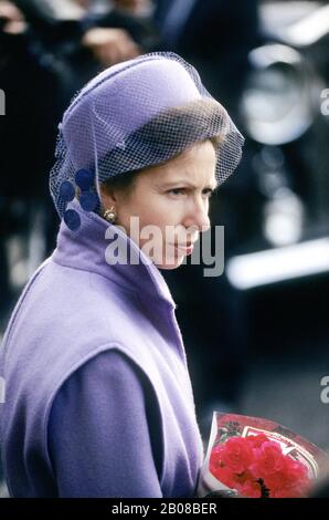 HRH Princess Anne parte dall'Abbazia di Westminster dopo un servizio, Londra, Inghilterra 1992. Foto Stock