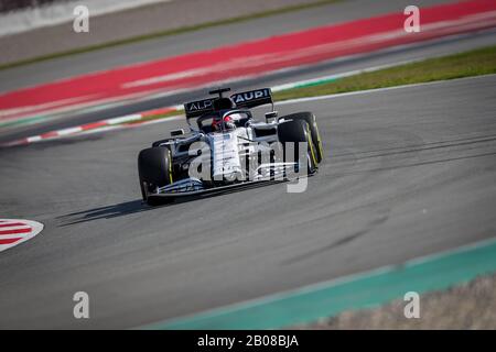 Daniil Kvyat di Alpha Tauri visto in azione durante la sessione pomeridiana del primo giorno di F1 Test Days nel circuito di Montmelo. Foto Stock