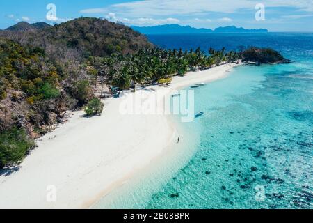 Isola di Malcapuya nelle filippine, provincia di coron. Foto aeree dal drone sulle vacanze, viaggi e luoghi tropicali Foto Stock