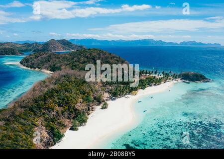 Isola di Malcapuya nelle filippine, provincia di coron. Foto aeree dal drone sulle vacanze, viaggi e luoghi tropicali Foto Stock
