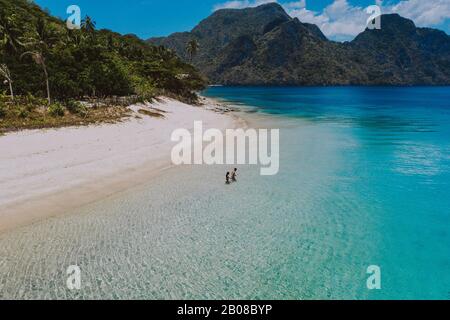 Coppia godendo del tempo di fronte alla spiaggia di Coron. Concetto circa l'estate, lifestyle, viaggio di wanderlust e la natura Foto Stock