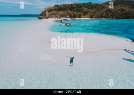 Isola di Ditaytayan nelle filippine, provincia di coron. Foto aeree dal drone sulle vacanze, viaggi e luoghi tropicali Foto Stock