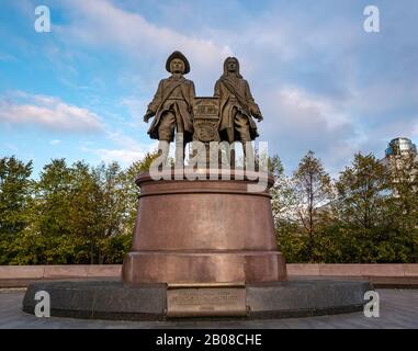 Scultura commemorativa in bronzo per i fondatori della città, Vasily Tatishchev & Vilim Gennin, Ekaterinburg, Siberia, Russia Foto Stock