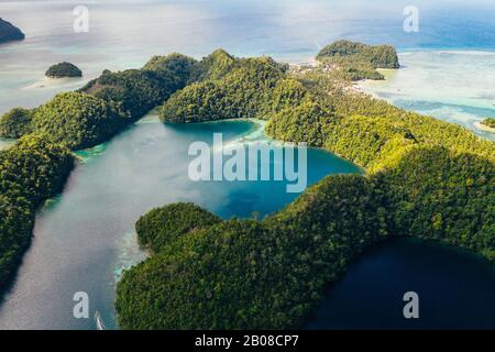 Laguna di Sugba in Siargao, filippine. Foto aerea scattata con il drone sulla baia della foresta di mangrovie Foto Stock