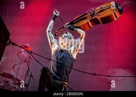 Oslo, Norvegia. 16th, febbraio 2020. Il violoncello finlandese Apotalyptica suona un concerto dal vivo a Spektrum a Oslo. Qui il violoncellista ed il musicista Eicca Toppinen è visto dal vivo sul palco. (Photo Credit: Gonzales Photo - Terje Dokken). Foto Stock