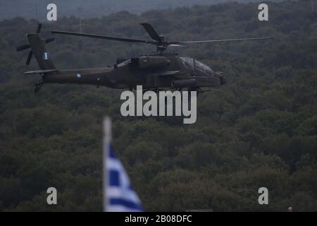 19 febbraio 2020, Litochoro, Grecia: Un elicottero AH-64 dell'esercito greco Apache partecipa all'esercizio militare. Gli elicotteri dell'aviazione militare provenienti dalla Grecia e dagli Stati Uniti partecipano a un esercizio di incendio sotto tensione, che segna la stretta cooperazione militare tra i due paesi. (Credit Image: © Giannis Papanikos/Zuma Wire) Foto Stock