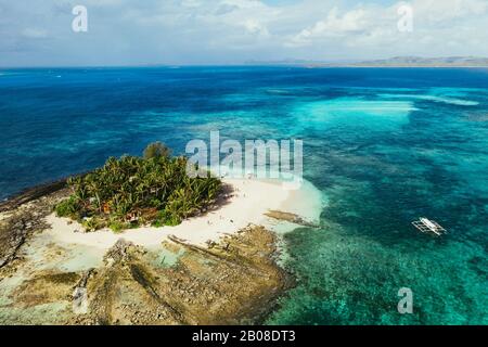 Vista dall'alto dell'isola di Guyam. Ripresa con il drone sopra la splendida isola. Concetto di viaggio, natura e paesaggi marini Foto Stock
