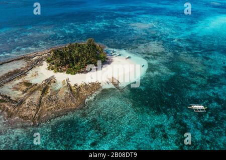 Vista dall'alto dell'isola di Guyam. Ripresa con il drone sopra la splendida isola. Concetto di viaggio, natura e paesaggi marini Foto Stock