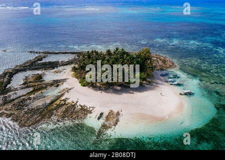 Vista dall'alto dell'isola di Guyam. Ripresa con il drone sopra la splendida isola. Concetto di viaggio, natura e paesaggi marini Foto Stock