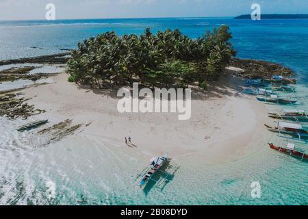 Vista dall'alto dell'isola di Guyam. Ripresa con il drone sopra la splendida isola. Concetto di viaggio, natura e paesaggi marini Foto Stock