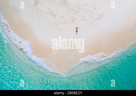 Daku isola vista dal cielo. Uomo rilassante prendere il sole sulla spiaggia.shot preso con drone sopra la bella scena. Concetto di viaggio, natura, Foto Stock