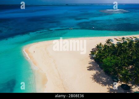 Daku isola vista dal cielo. Uomo rilassante prendere il sole sulla spiaggia.shot preso con drone sopra la bella scena. Concetto di viaggio, natura, Foto Stock