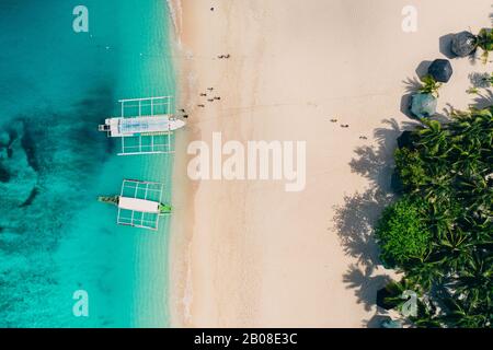 Daku isola vista dal cielo. Uomo rilassante prendere il sole sulla spiaggia.shot preso con drone sopra la bella scena. Concetto di viaggio, natura, Foto Stock