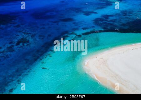 Daku isola vista dal cielo. Uomo rilassante prendere il sole sulla spiaggia.shot preso con drone sopra la bella scena. Concetto di viaggio, natura, Foto Stock