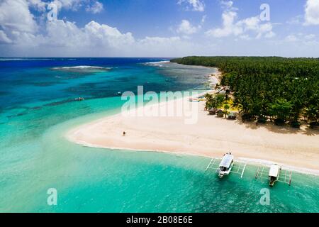Daku isola vista dal cielo. Uomo rilassante prendere il sole sulla spiaggia.shot preso con drone sopra la bella scena. Concetto di viaggio, natura, Foto Stock