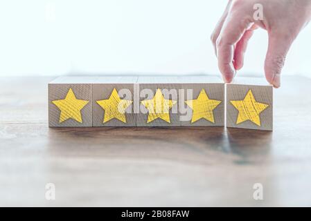 valutazione del servizio di qualità a cinque stelle su blocchi di legno, concetto di feedback dei clienti Foto Stock