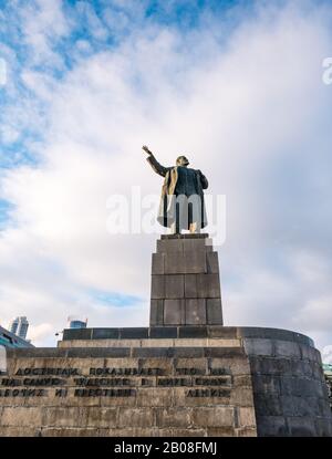 Monumento a Lenin, leader comunista sovietico, Lenin Avenue, Ekaterinburg, Siberia, Federazione russa Foto Stock