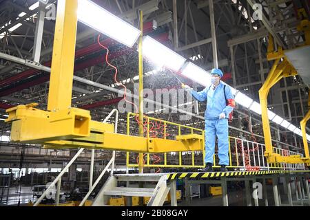 (200219) -- CHONGQING, 19 febbraio 2020 (Xinhua) -- un lavoratore disinfetta un workshop del Gruppo Lifan come preparazione per la ripresa dei lavori il giorno successivo, nel distretto Beibei del comune di Chongqing nella Cina sudoccidentale, 19 febbraio 2020. Una parte delle imprese del comune di Chongqing ha ripreso la produzione dopo aver preso sufficienti misure di prevenzione del nuovo coronavirus negli ultimi giorni. (Xinhua/Tang Yi) Foto Stock