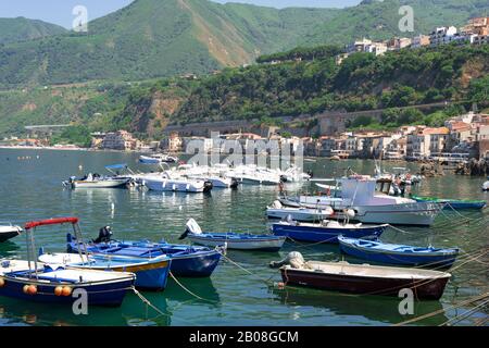 Molte piccole barche nel porto di Tropea. Foto Stock