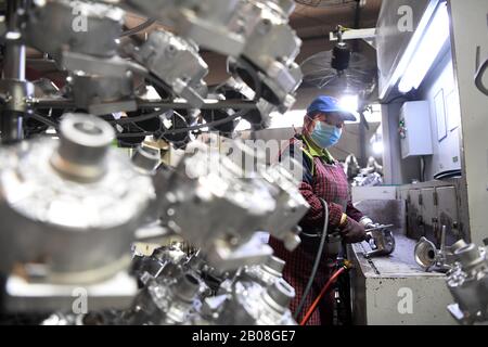 (200219) -- CHONGQING, 19 febbraio 2020 (Xinhua) -- UN collaboratore lavora su una linea di produzione di Chongqing Shunduoli Motor-Vehicle Co., Ltd. Nel distretto Beibei del comune di Chongqing, nella Cina sudoccidentale, 19 febbraio 2020. Una parte delle imprese del comune di Chongqing ha ripreso la produzione dopo aver preso sufficienti misure di prevenzione del nuovo coronavirus negli ultimi giorni. (Xinhua/Tang Yi) Foto Stock