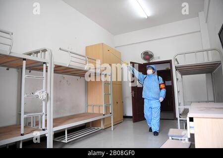 (200219) -- CHONGQING, 19 febbraio 2020 (Xinhua) -- un lavoratore disinfetta un dormitorio del Gruppo Lifan in preparazione alla ripresa dei lavori il giorno successivo, nel distretto Beibei del comune di Chongqing nella Cina sudoccidentale, 19 febbraio 2020. Una parte delle imprese del comune di Chongqing ha ripreso la produzione dopo aver preso sufficienti misure di prevenzione del nuovo coronavirus negli ultimi giorni. (Xinhua/Tang Yi) Foto Stock