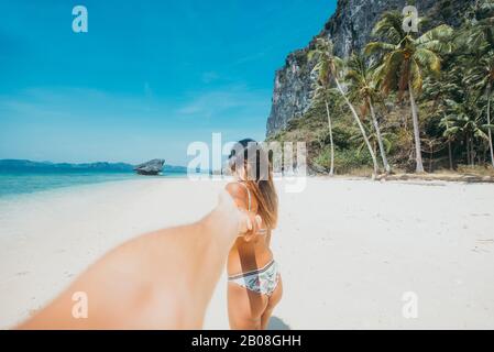 Bella donna godere il tempo alla laguna di Coron, filippine. Concetto circa wanderlust tropicale viaggiare Foto Stock