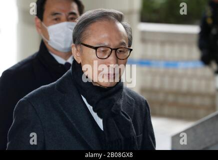 (200219) -- SEOUL, 19 febbraio 2020 (Xinhua) -- L'Ex presidente sudcoreano Lee Myung-bak (fronte) arriva alla Corte alta di Seoul a Seoul, Corea del Sud, 19 febbraio 2020. Mercoledì, una corte d'appello sudcoreana ha condannato l'ex presidente Lee Myung-bak a 17 anni di carcere per una serie di corruttioni, tra cui corruzione e appropriazione indebita. L'alta corte di Seoul ha consegnato la sentenza su Lee, che ha servito come capo di stato del paese per cinque anni dall'inizio del 2008, finendo lui 13 miliardi ha vinto (10,9 milioni di dollari USA). (NEWSIS/consegna via Xinhua) Foto Stock