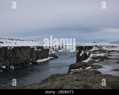 La grande cascata di Dettifoss in Islanda con paesaggio innevato Foto Stock