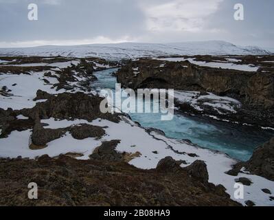 Il paesaggio innevato della cascata di Godafoss in Islanda Foto Stock