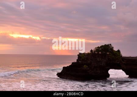 Bella vista del tempio di Batu Bolong al tramonto Foto Stock