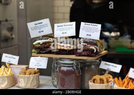 Hamburger fino Beat, hamburger di schnitzel seitan e hamburger di falafel verde in vendita nel mercato di camden, cibo di strada vegan Foto Stock