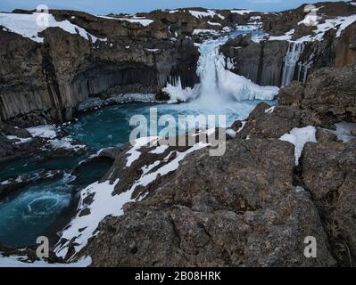 Le pietre di basalto nel canyon della cascata Aldeyjarfoss in Islanda Foto Stock