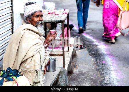 Pushkar, Rajasthan /India. 06 /11/2019. Indian Beggar Prendere una tazza di tè alle Strade di Pushkar Durante la fiera di Pushkar Foto Stock