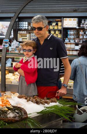 padre e figlia che acquistano pesce al mercato Parigi Francia Foto Stock