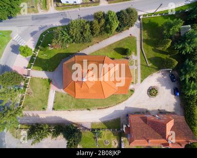Veduta aerea della bella Chiesa di San Stanislao Kostka a Pozezdrze, Polonia (ex Possessern, Prussia orientale) Foto Stock