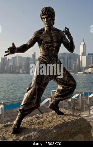 28 settembre 2007 - 2,5 metri di bronzo statua di artista marziale e attore Bruce Lee di Cao Chong-en sul lungomare di Hong Kong lungo Avenue of the Stars. Foto Stock