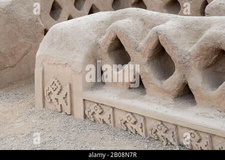 Rilievi di pellicani della cultura pre-inca Chimu nelle mura di adobe del sito patrimonio mondiale Chan Chan Chan vicino Trujillo nel nord del Perù Foto Stock